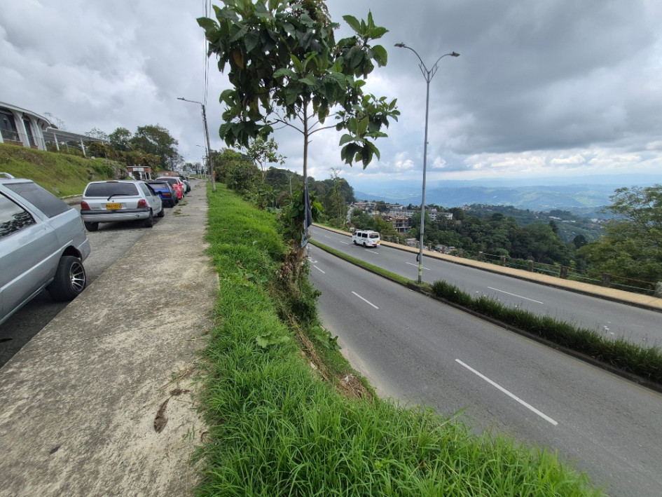 Faltan barandas al frente del restaurante El Peñón, peligro.