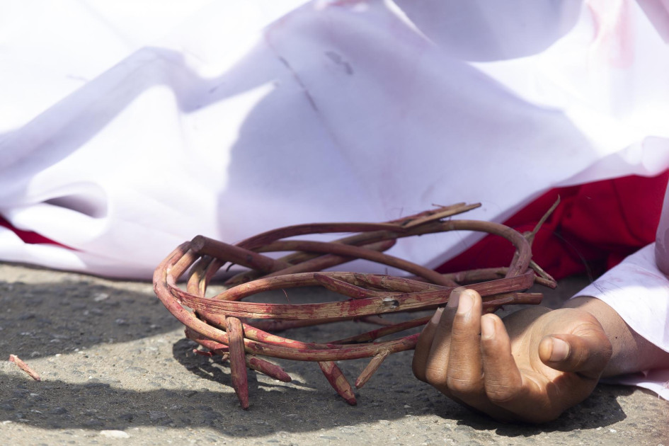Se puede ver una corona de espinas durante la procesión del Vía Crucis realizada por miembros de la iglesia católica de San León el Viernes Santo en Ikeja, Lagos, Nigeria, el 3 de abril de 2026. El Viernes Santo es una festividad religiosa observada por los cristianos, que conmemora la crucifixión de Jesucristo durante la Semana Santa.