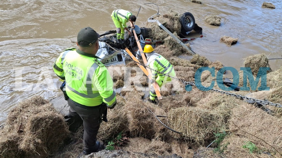 El conductor del camión perdió el control y terminó en el río Cauca. Murió en el lugar de los hechos.