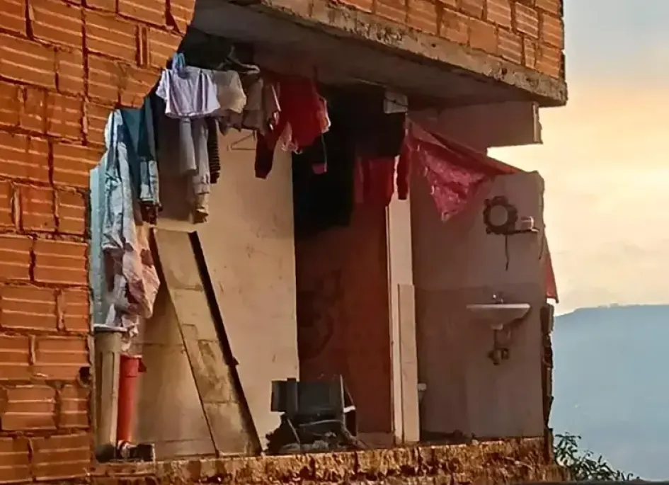 Las fuertes lluvias del Viernes Santo en Medellín provocaron el desbordamiento de un riachuelo y la muerte de un menor de edad por la caída de un muro.