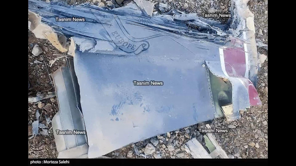 La Agencia Tasnim, próxima a la Guardia Revolucionaria, muestra lo que identifica como restos del caza estadounidense F-15E derribado en el sur de Irán.