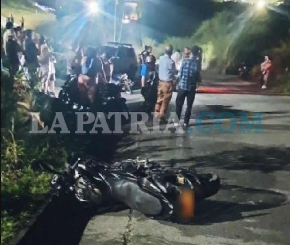 La distancia a la que quedó la moto del sitio del impacto demostró el exceso de velocidad con el que transitaba la camioneta.