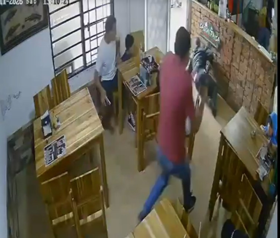 Fotos| Video| LA PATRIA  La patrullera trató de salir del local y cayó al suelo. Se salvó, porque el sujeto no le disparó. Cuando el ladrón intentó abandonar el sitio, la uniformada lo impacta en el abdomen y un glúteo. Se recuperaron una cadena de oro avaluada en $10 millones y un celular Samsung.