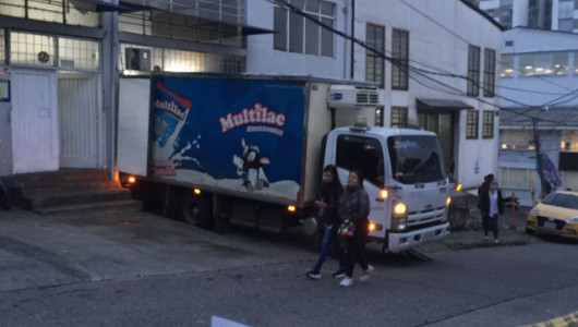 Los camiones los dejan sin espacio para caminar detrás del SES Hospital de Caldas