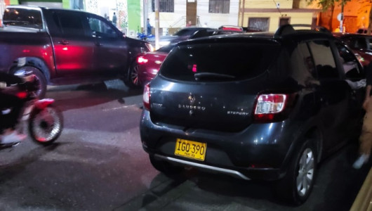 Los peatones quedan sin espacio para caminar cuando hay partidos del Once Caldas 