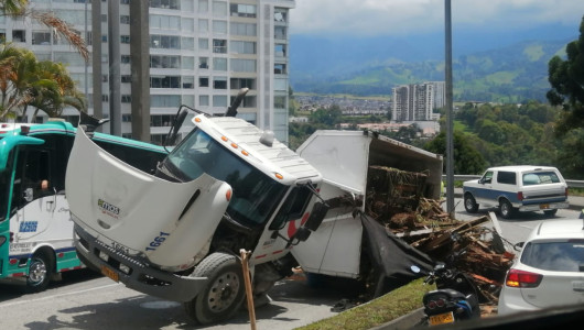 Vehículo de Emas sigue sin ser retirado de la Av. Alberto Mendoza 