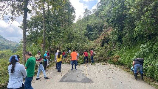 Vía entre Aranzazu y Salamina, cerrada por derrumbe
