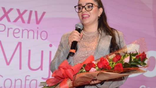 Ángela María Salazar recibe el premio Mujer Confa 2022