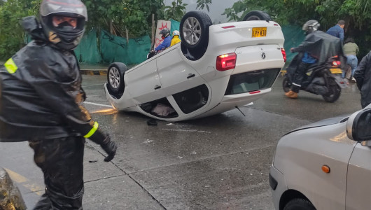 Volcamiento de un carro deja un lesionado en la avenida Alberto Mendoza de Manizales