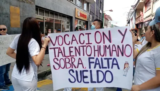 Empleados del Hospital San Marcos marchan por Chinchiná, reclaman el pago de su salario