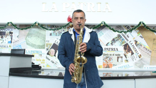 Óscar Johnny pone el son interpretando el saxofón 