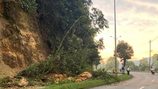 Tránsito vehicular se restablece por completo en la avenida Alberto Mendoza