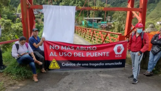 Bloquean glorieta de Los Cedros y el puente Olivares, reclaman por abandono en las obras