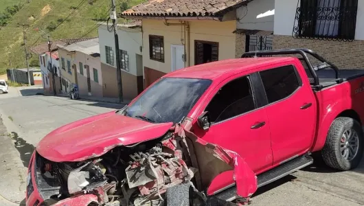 Camioneta se chocó al frente del parqueadero del Hospital de Pácora 