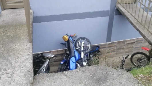 Dos lesionados en accidente de una moto que se chocó contra un casa en el Caribe 