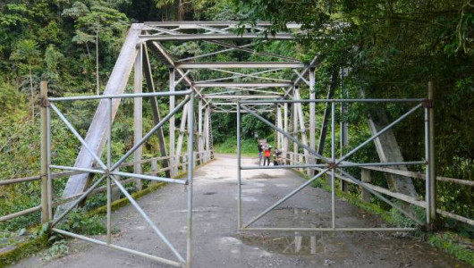 Límite Caldas-Antioquia: la puerta en un puente que recuerda el confinamiento por covid-19
