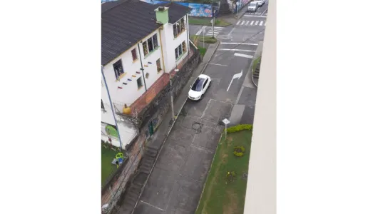 Si llueve hay accidentes: falda resbaladiza, peligrosa para motociclistas 