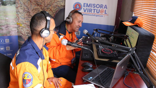 Emisora móvil de la Defensa Civil, otra naranja que informa del volcán Nevado del Ruiz
