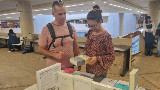 Un estadounidense, apasionado en su primera vez en la Feria del Libro de Manizales