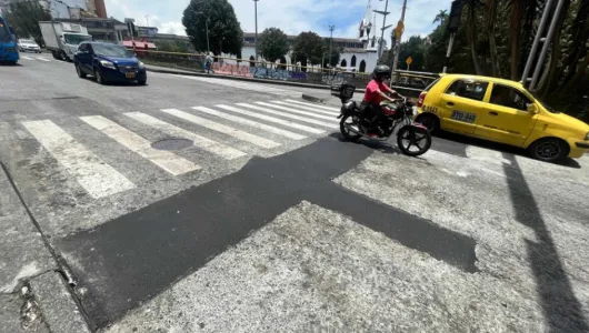 Bien por el reparcheo en la avenida del Centro de Manizales, pero faltó reparar un hueco