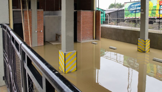 El agua invade la nueva estación de Bomberos de Salamina (Caldas) tras fuertes lluvias