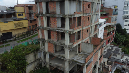Obra inconclusa en el barrio Chipre de Manizales genera inseguridad entre residentes 