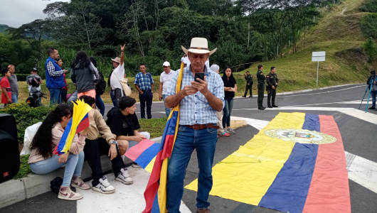Bloquean la vía entre Guayabal (Chinchiná) y Santa Rosa (Risaralda): exigen un retorno