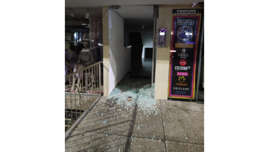 Denuncian que supuestos hinchas del Once Caldas atacaron a jóvenes y afectaron un edificio