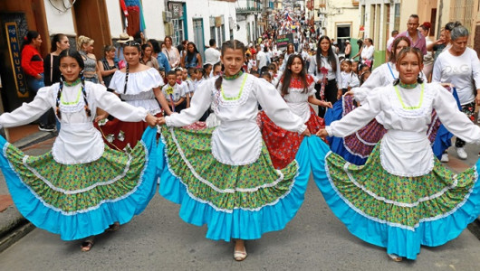 Celebran los 199 años de Salamina (Caldas) con desfiles por las calles del municipio 