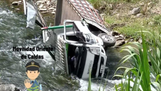 Video: el carro terminó en el río en el oriente de Caldas