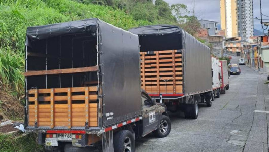 Furgones y camiones generan riesgo y obstrucciones en el barrio Cervantes de Manizales