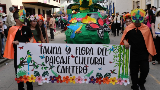 El Desfile de Comparsas fue el preámbulo de la XXIII Noche del Fuego en Salamina (Caldas)