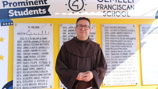 Marco Alexánder, un sacerdote que se la juega por la salud mental en el colegio Gemelli