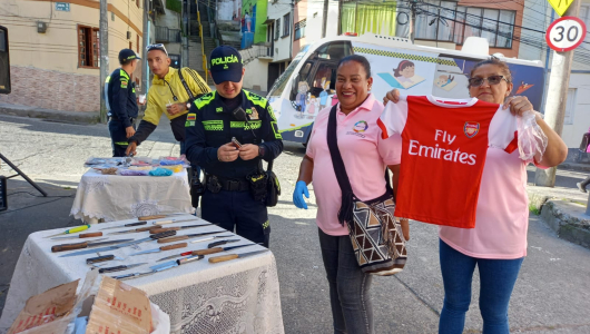 Cambian cuchillos por camisas de fútbol: vendedoras desarman a jóvenes en Manizales