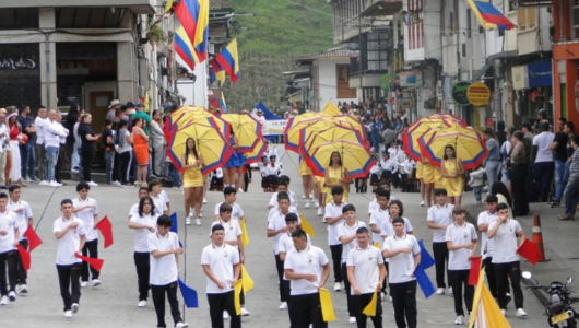 Vistoso desfile en Pensilvania (Caldas) para conmemorar el 7 de agosto