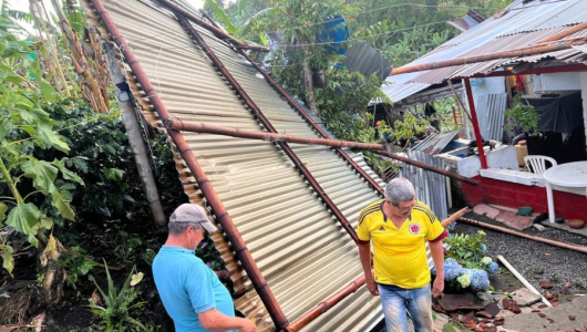 Volaron tejas y se incendió contador por vientos y lluvias en municipio de Caldas