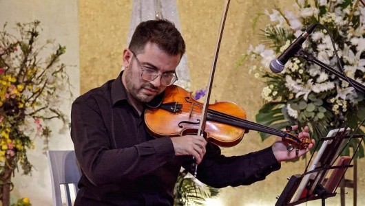Músicos de Caldas rinden emotivo homenaje al violinista manizaleño Mike Jiménez Franco