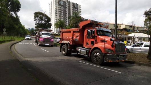 En imágenes: caravana de camioneros recorre vías principales en Manizales