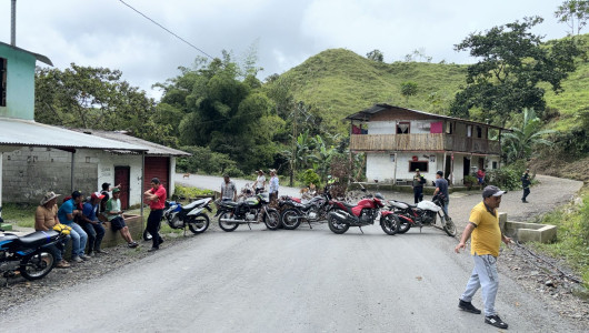Vía Caldas - Antioquia: comunidad bloquea ruta, protesta por incumplimiento en obras