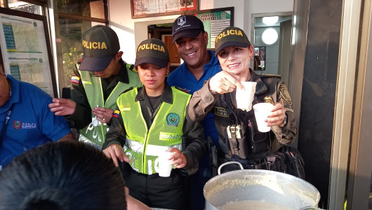 Hasta policías sirven arroz con leche: así viven las novenas en un barrio de Manizales