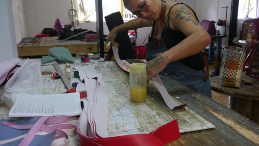 Con bolsos de zuncho transforman las vidas de trabajadoras de bares en población del Eje Cafetero