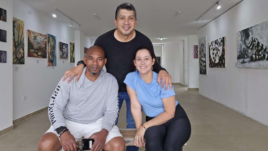 Llegan de Cuba y estrenan galería de arte en municipio de Caldas: también hay obras locales, buscan pintores