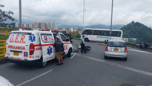 Una mujer lesionada en accidente de tránsito entre carro y moto en Manizales