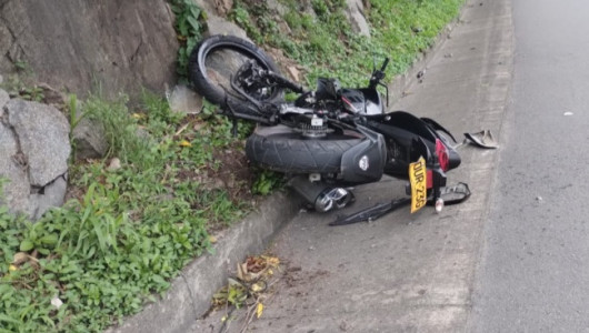 Murió motociclista accidentado en la vía Manizales-Medellín: buscan a la familia 