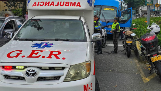 Manizales: frenó porque el semáforo cambió y terminó en el piso