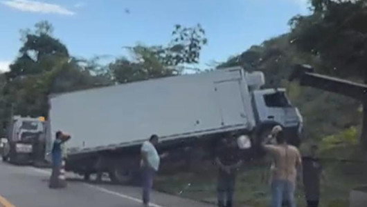 Video: Camión estuvo a punto de caer al río Cauca en vía Manizales - Medellín 