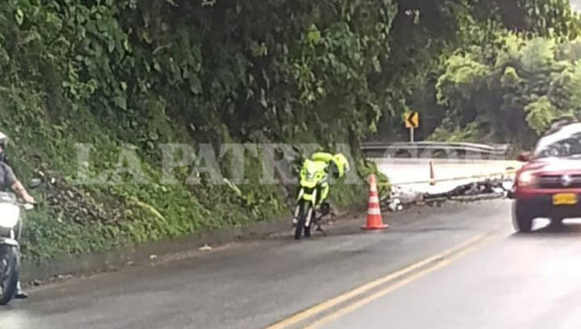 Roca mata a motociclista en vía que comunica a Manizales con Chinchiná