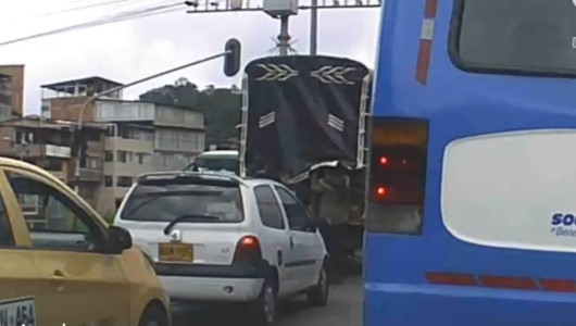 Video: ¿Intentaron robarle la carga a camioneta en semáforo de Manizales? esto dice la Policía