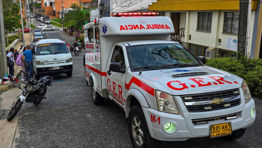 Niño resulta lesionado en choque de moto y vehículo de transporte escolar en Manizales