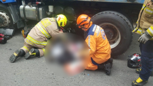 Motociclista que chocó con volqueta en Manizales terminó atravesado por una manigueta